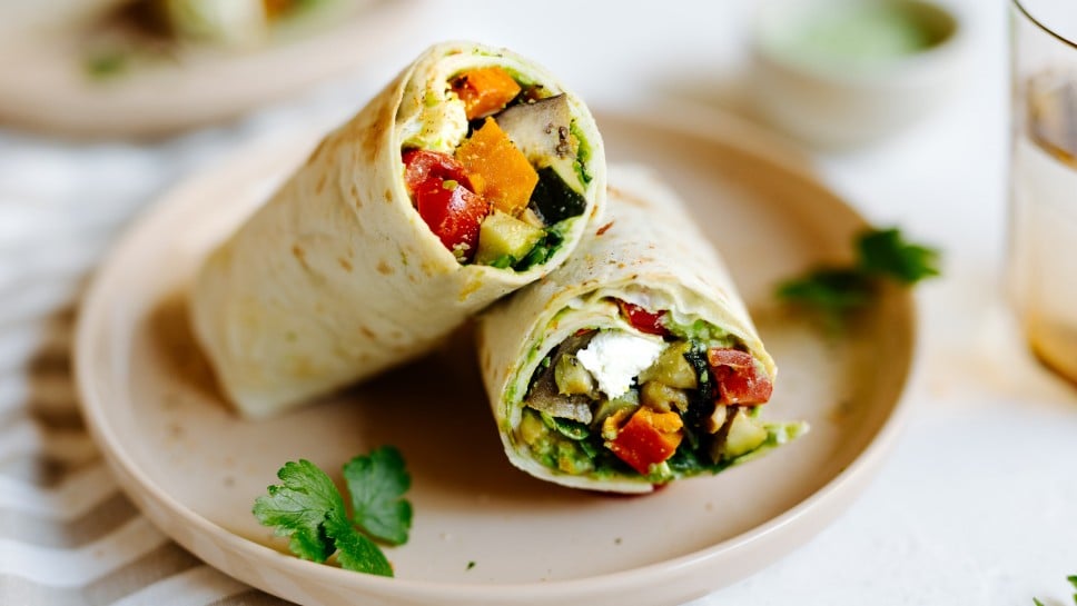 Wraps mit „leftover Ofengemüse“, Feta und Erbsen-Hummus