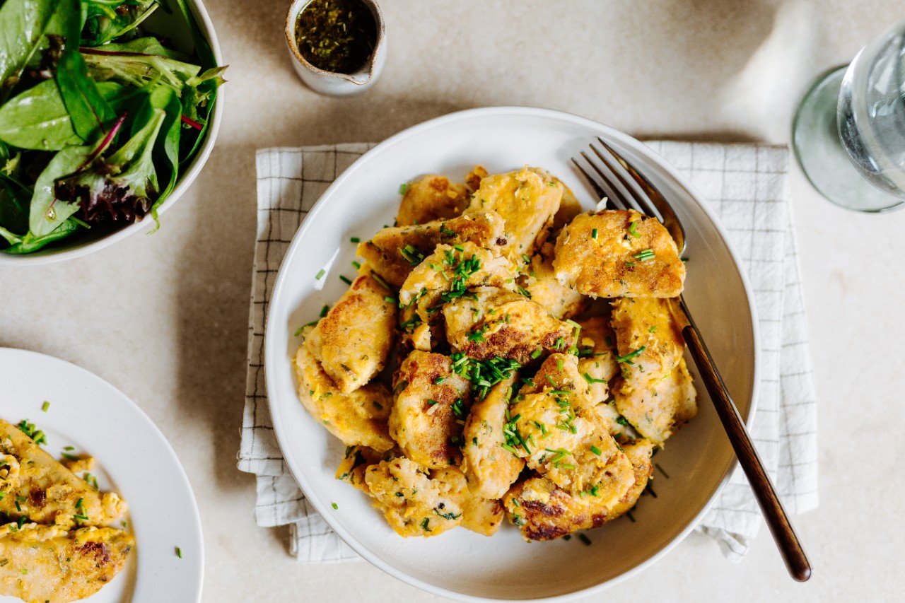 Geröstete Knödel mit Ei und Salat