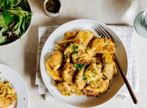 Geröstete Knödel mit Ei und Salat