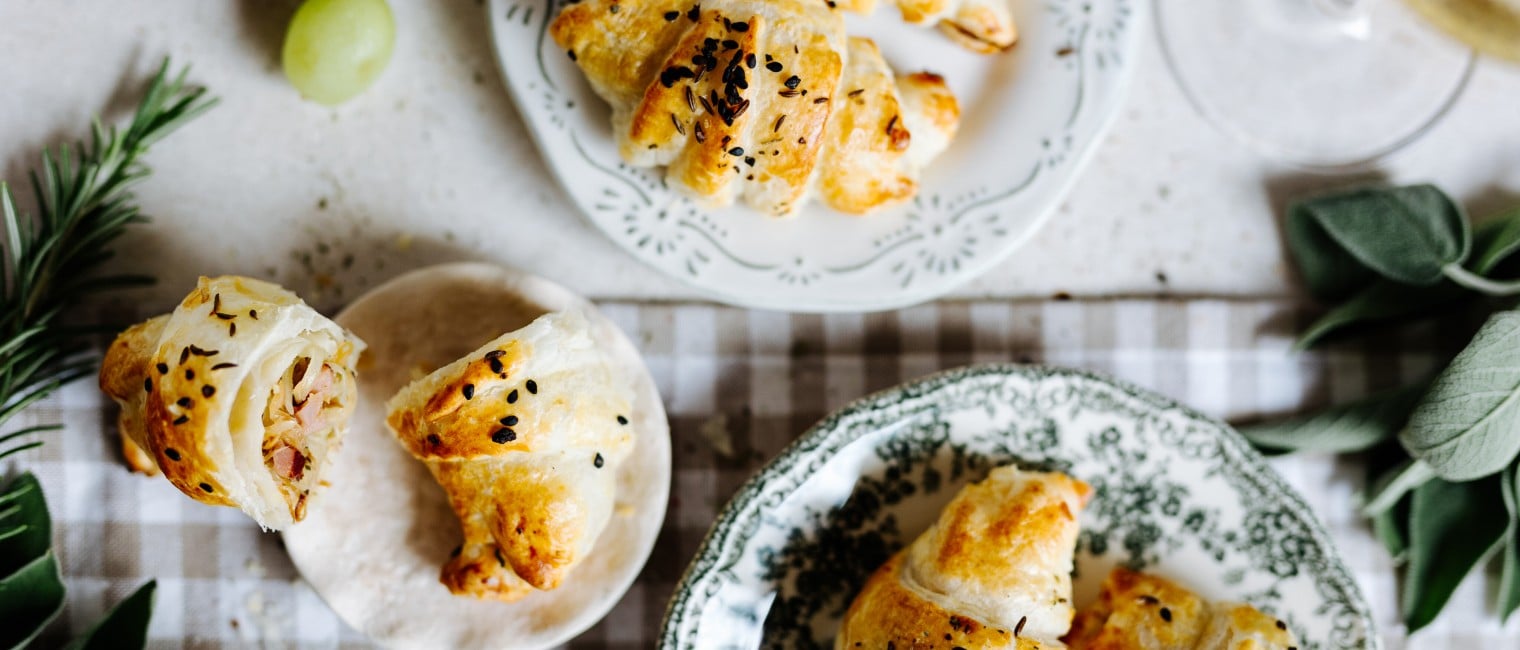 Blätterteig-Kipferl mit Kraut, Erdäpfel und Speck