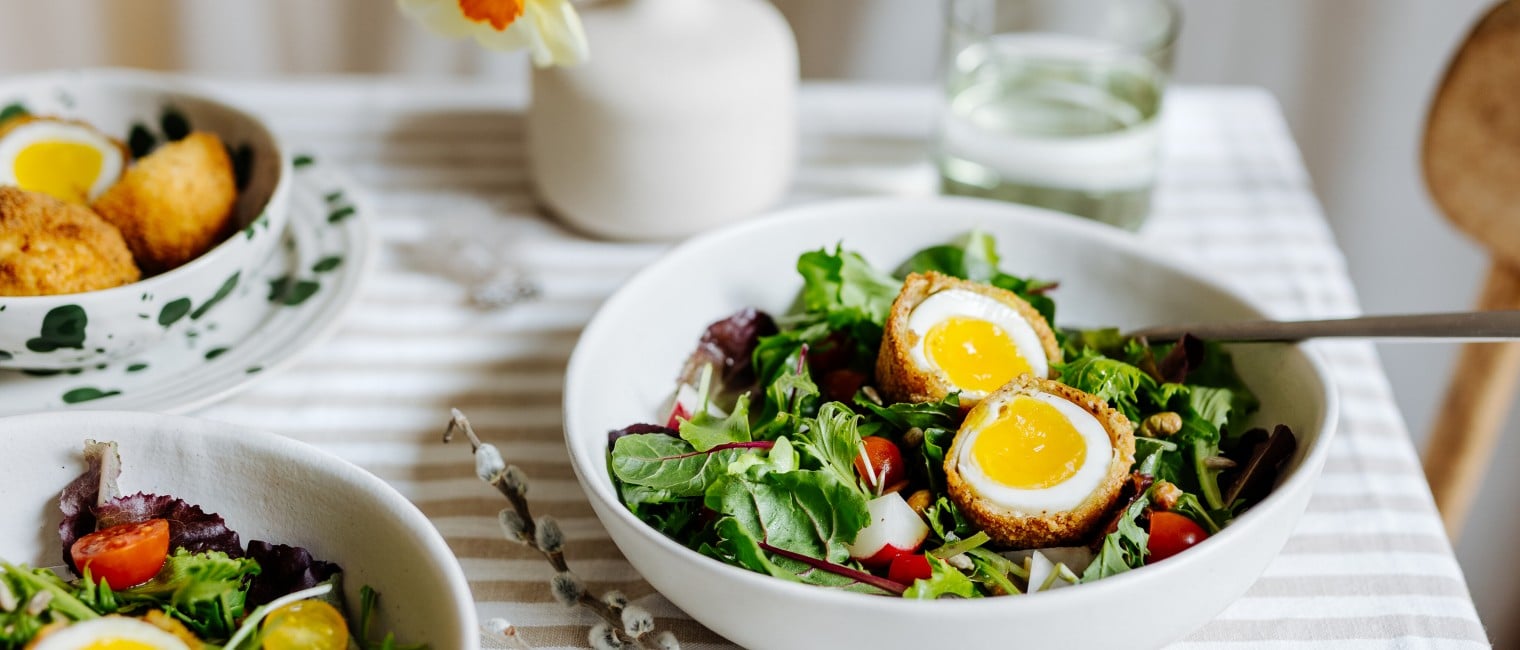 gebackenes Ei mit Salat