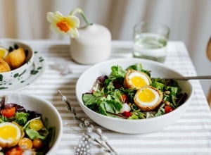 gebackenes Ei mit Salat
