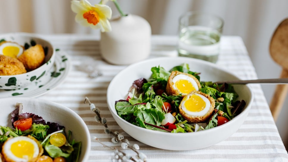 gebackenes Ei mit Salat