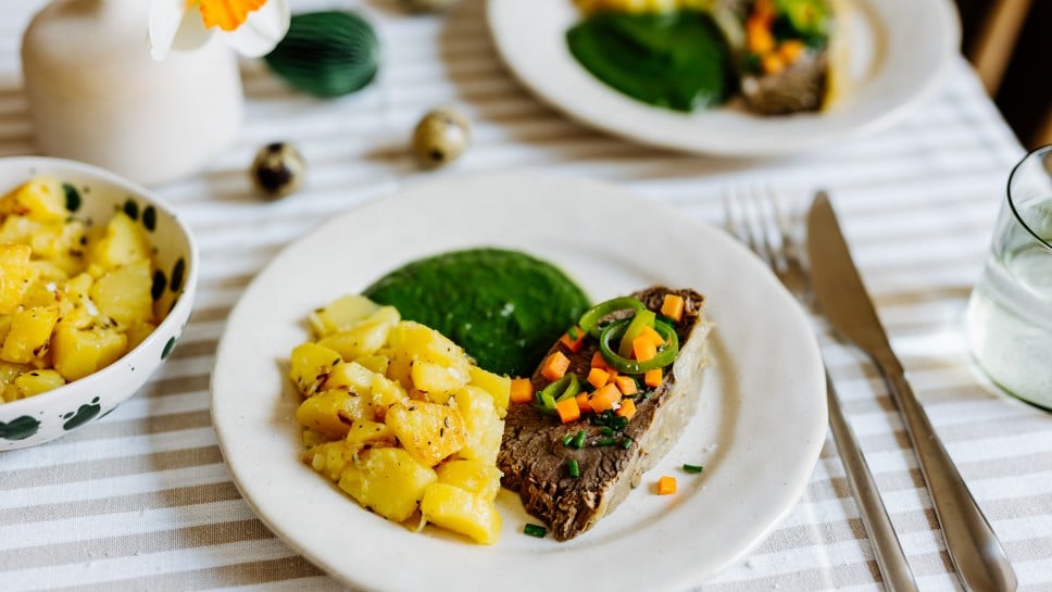 Tafelspitz mit Röstkartoffeln und Cremespinat