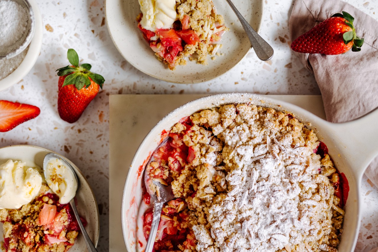 Rhabarber-Erdbeer Crumble mit Vanilleeis