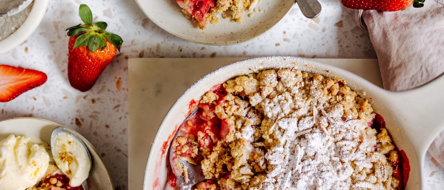 Rhabarber-Erdbeer Crumble mit Vanilleeis 