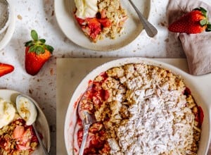Rhabarber-Erdbeer Crumble mit Vanilleeis 