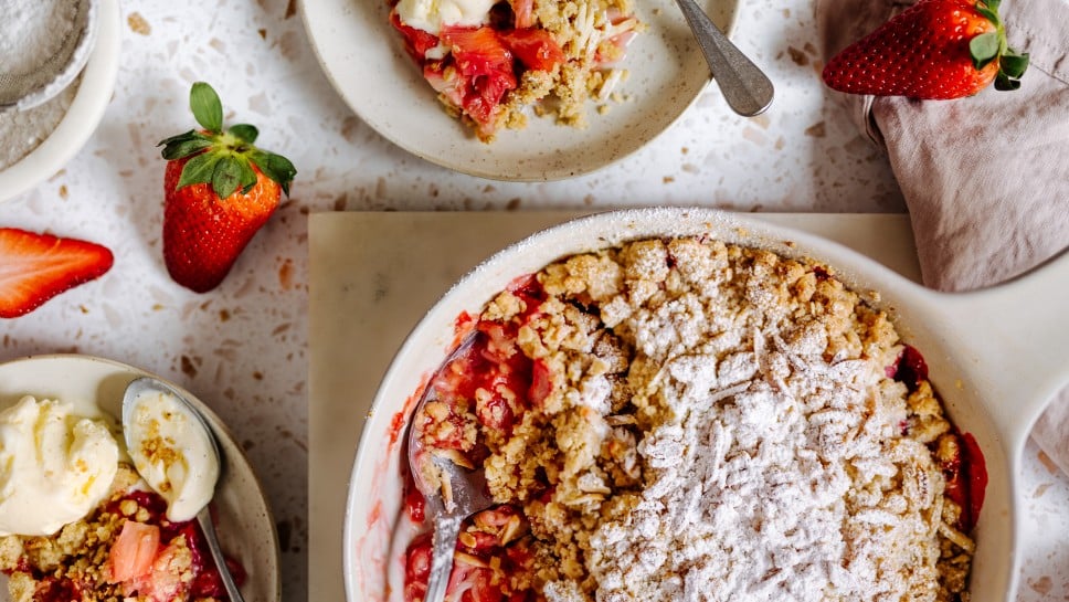 Rhabarber-Erdbeer Crumble mit Vanilleeis 