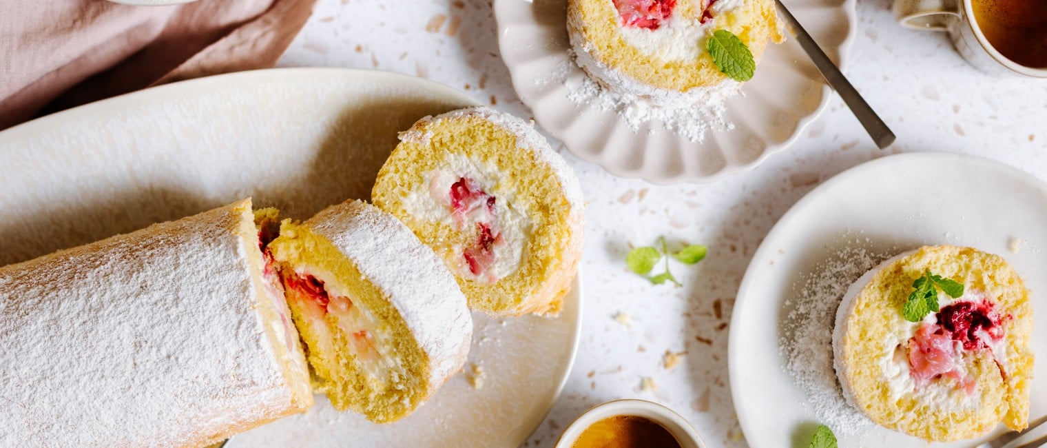 Biskuitroulade gefüllt mit fruchtiger Obers-Creme 