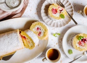 Biskuitroulade gefüllt mit fruchtiger Obers-Creme 