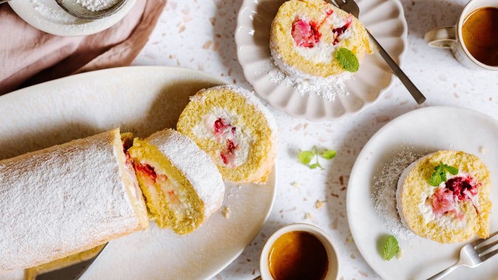 Biskuitroulade gefüllt mit fruchtiger Obers-Creme 