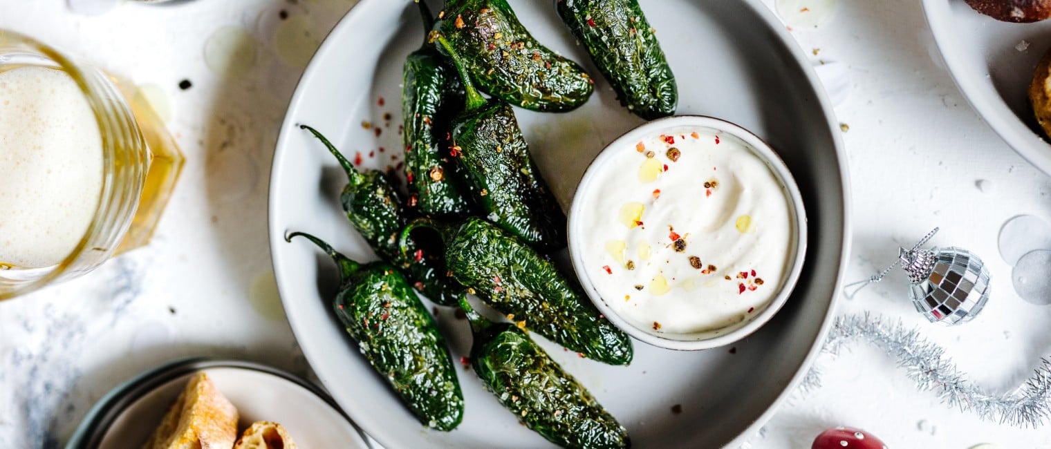 Pimientos de Padron mit Knoblauch-Dip