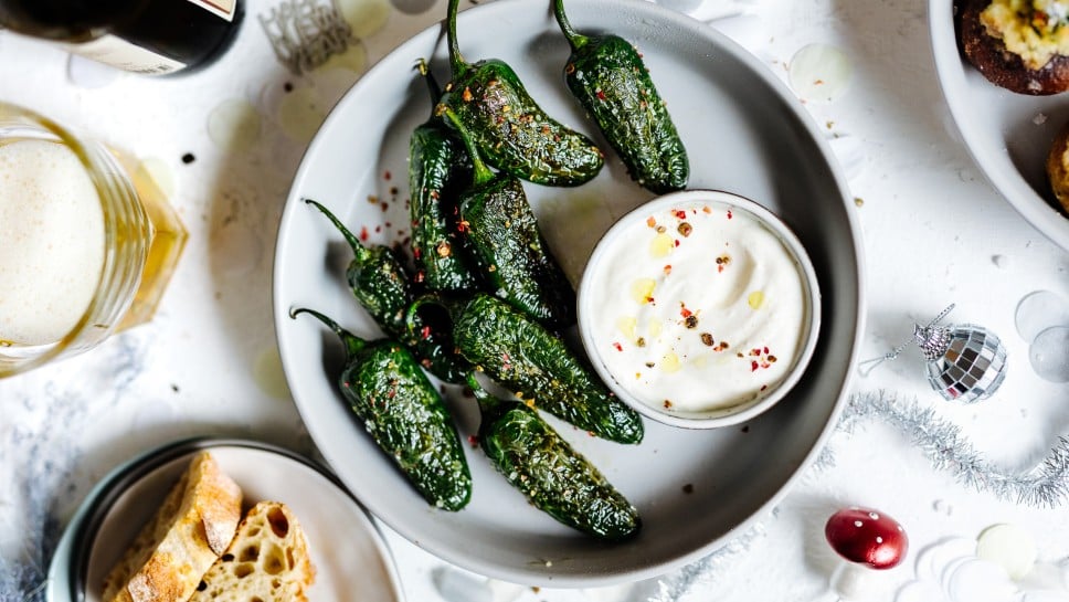 Pimientos de Padron mit Knoblauch-Dip