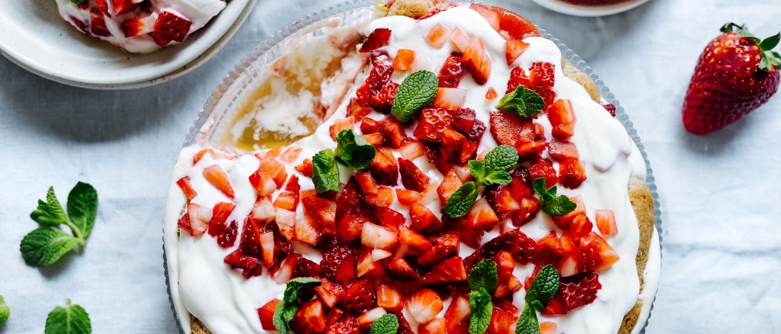 Cremiges Skyramisu mit Erdbeeren