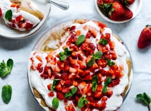 Cremiges Skyramisu mit Erdbeeren