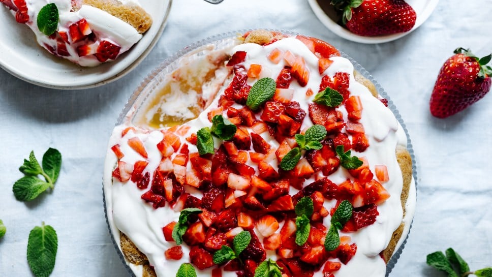 Cremiges Skyramisu mit Erdbeeren