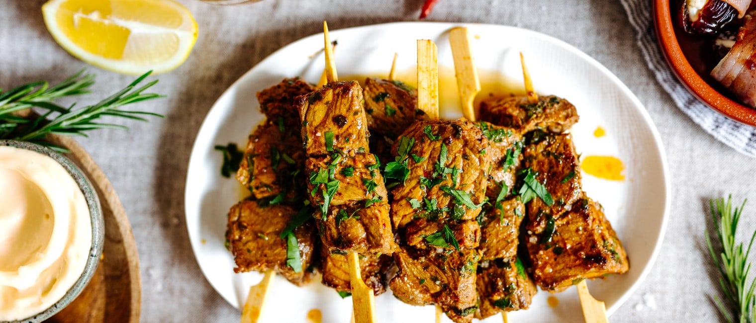 Pinchos morunos mit Aioli