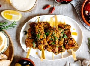 Pinchos morunos mit Aioli
