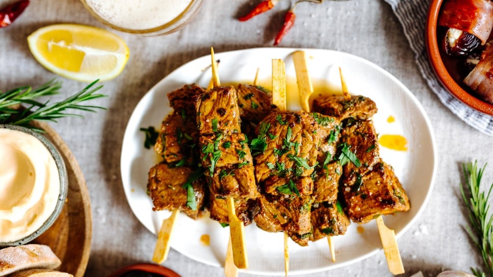 Pinchos morunos mit Aioli
