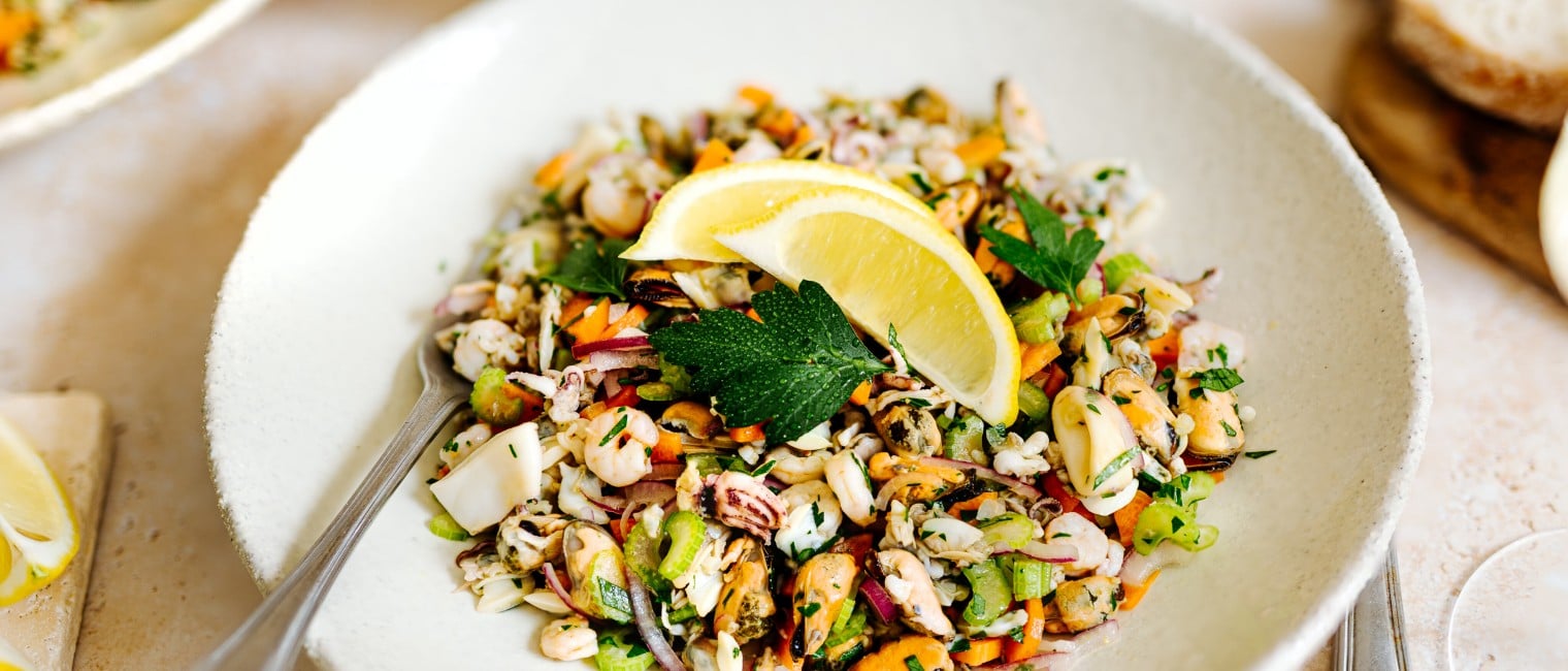 Salat mit Meeresfrüchten, Olivenöl, Knoblauch, Zitrone und Petersilie