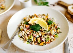 Salat mit Meeresfrüchten, Olivenöl, Knoblauch, Zitrone und Petersilie