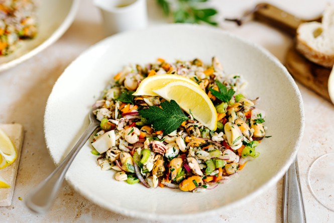 Salat mit Meeresfrüchten, Olivenöl, Knoblauch, Zitrone und Petersilie