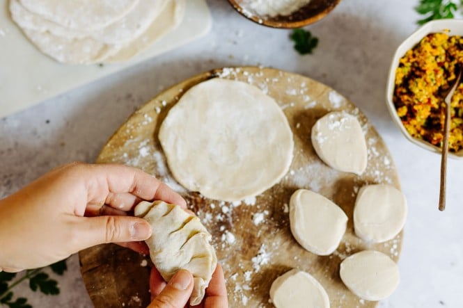 Auf diesem Bild wird gezeigt wie man aus dem Teig Dumplings zubereitet