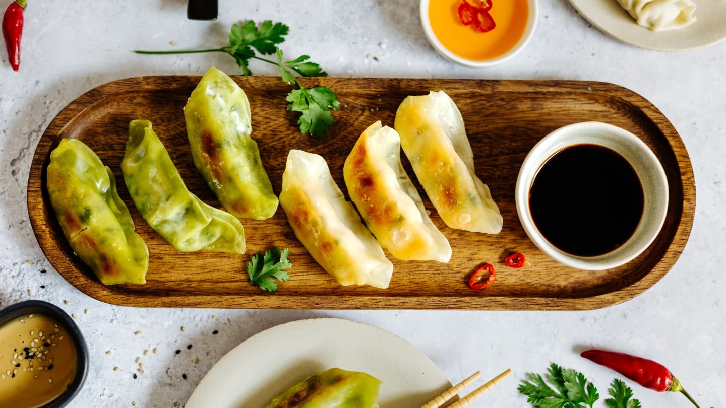 Ein Tisch gedeckt mit verschiedenen Gyozas