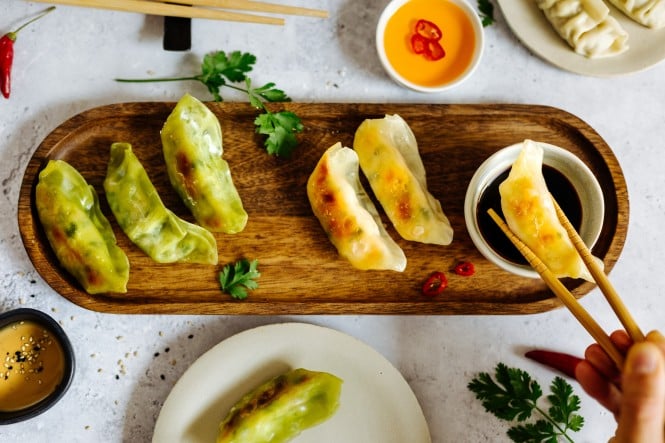 Ein Tisch gedeckt mit verschiedenen Gyozas