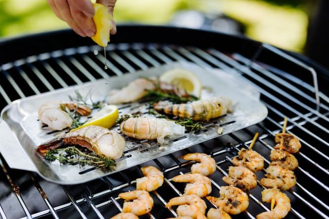Meeresfrüchte auf einem  Grill
