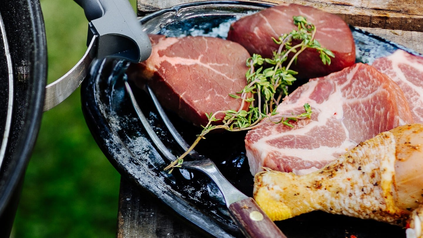 verschiednes Fleisch auf einem Griller