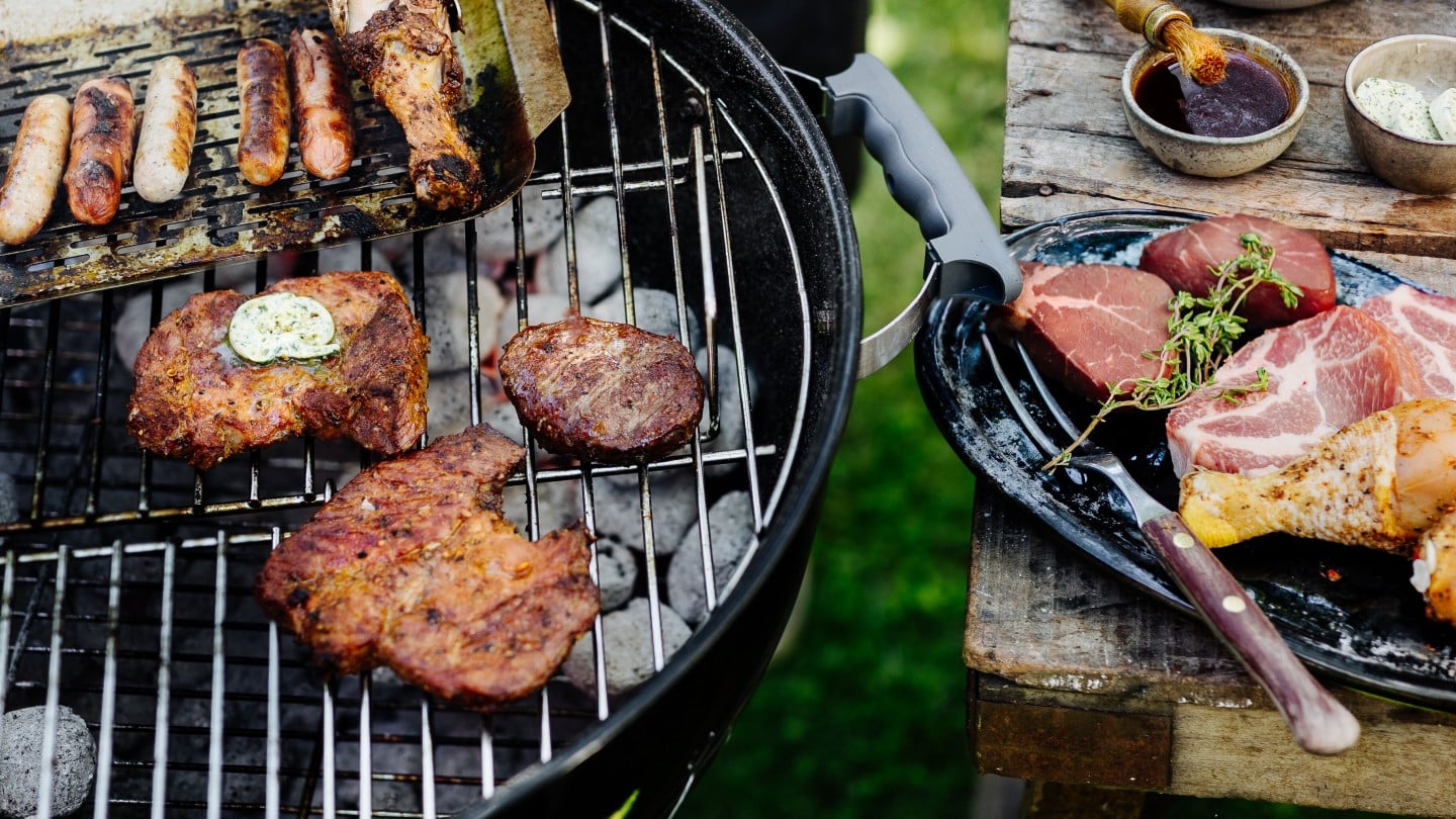verschiednes Fleisch auf einem Griller