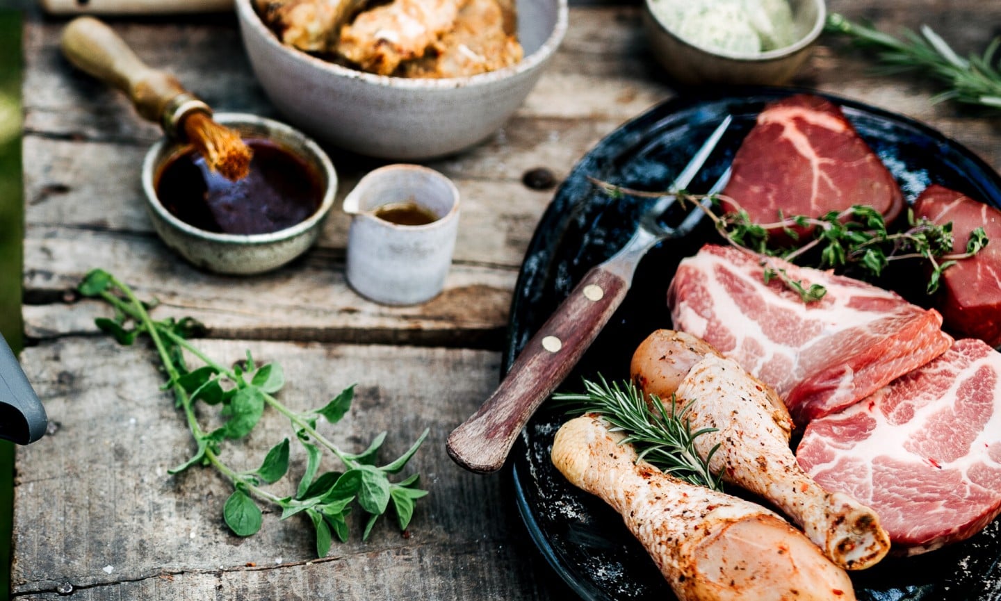verschiednes Fleisch auf einem Griller
