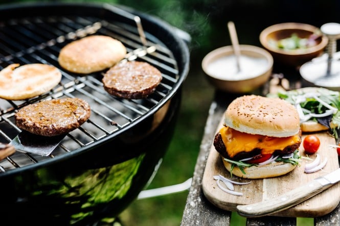verschiednes Fleisch auf einem Griller