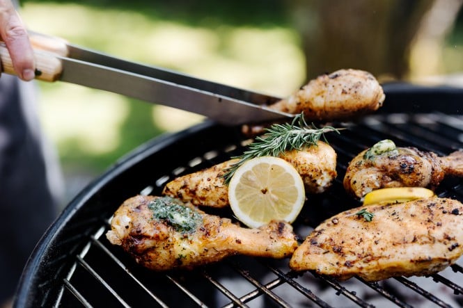 verschiednes Fleisch auf einem Griller
