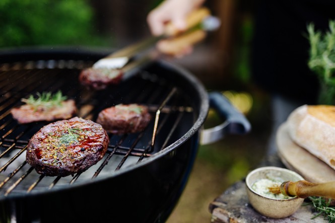 verschiednes Fleisch auf einem Griller