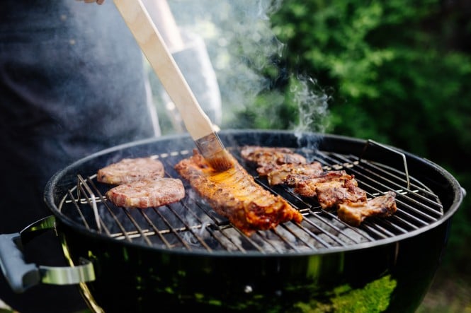 verschiednes Fleisch auf einem Griller