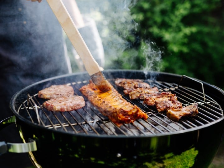 verschiednes Fleisch auf einem Griller