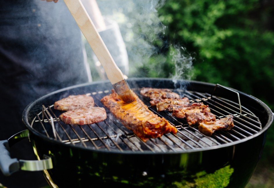 verschiednes Fleisch auf einem Griller