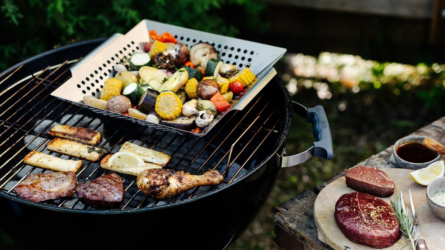 verschiedenstes Grillgut am Grill