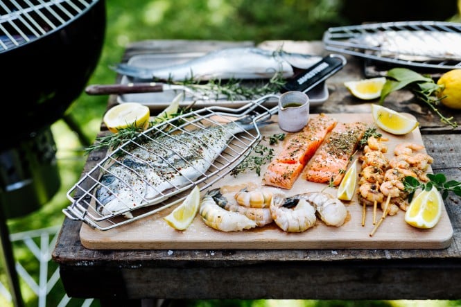 Fisch und Meeresfrüchte werden zum grillen vorbereitet