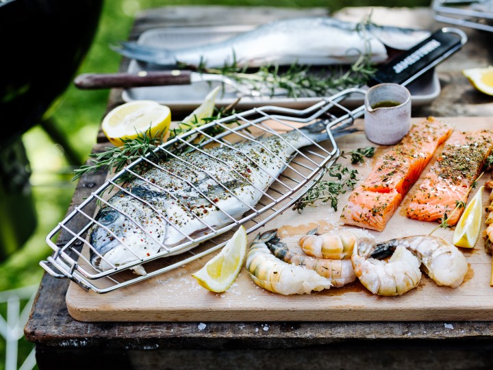 Fisch und Meeresfrüchte werden zum grillen vorbereitet