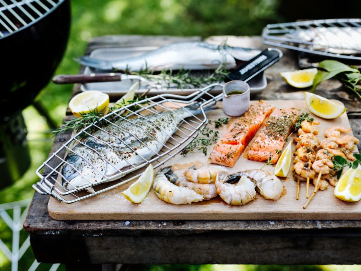 Fisch und Meeresfrüchte werden zum grillen vorbereitet