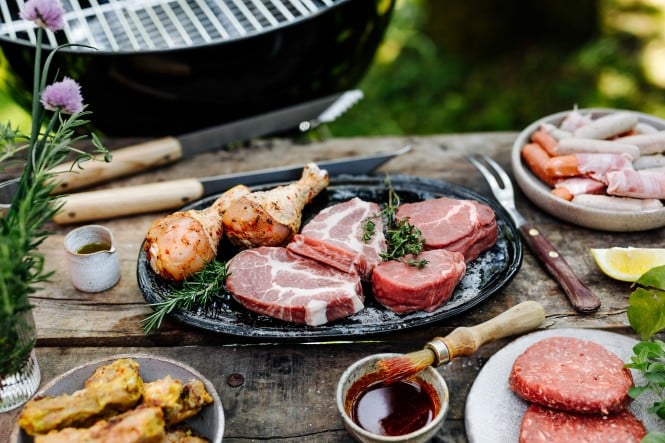 Fleisch wird zum Grillen vorbereitet