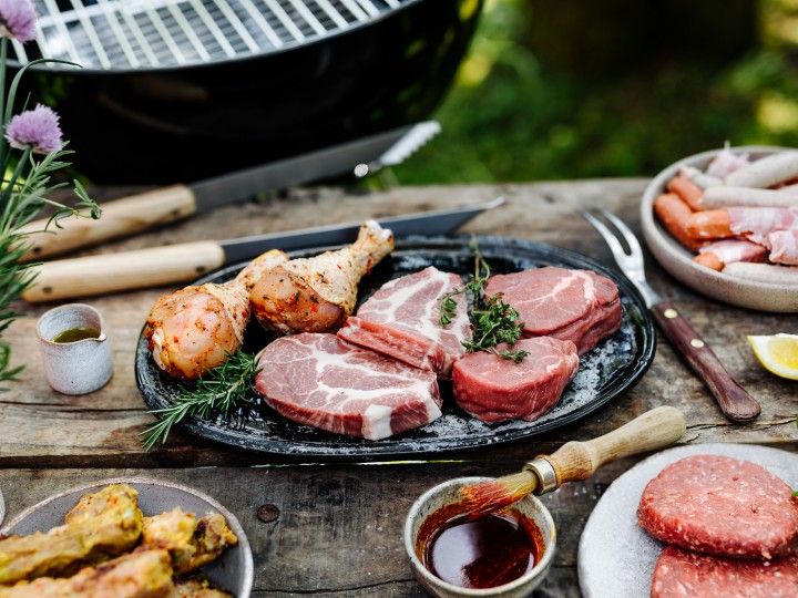 Fleisch wird zum Grillen vorbereitet