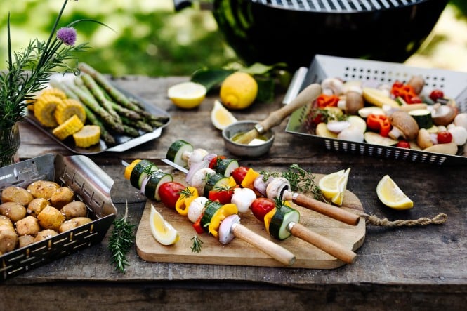 Gemüse wird zum Grillen vorbereitet