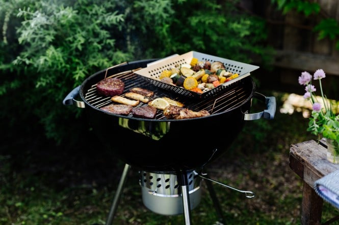 Griller mit Grillgut