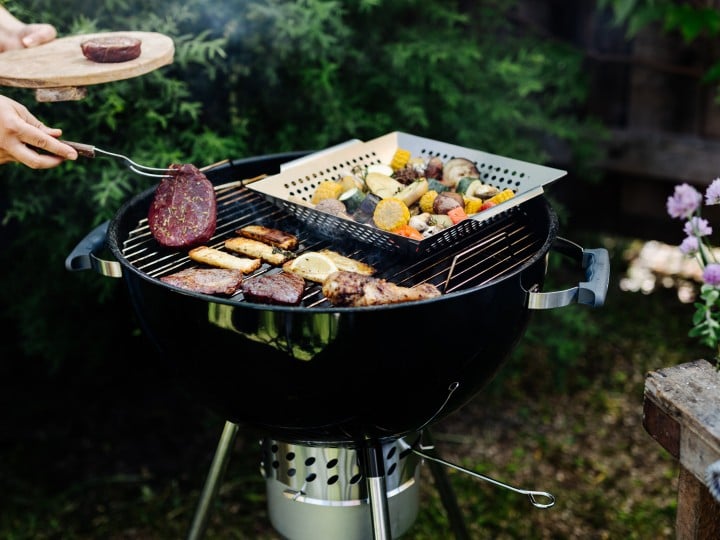 Griller mit Grillgut