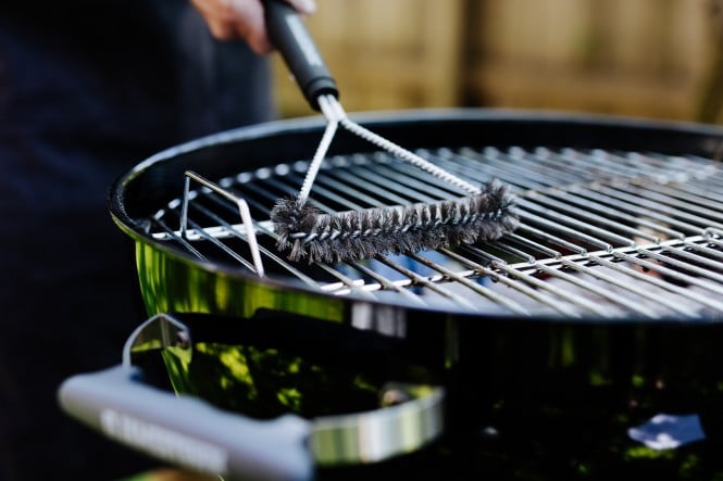  Griller wird mit Bürste gereinigt