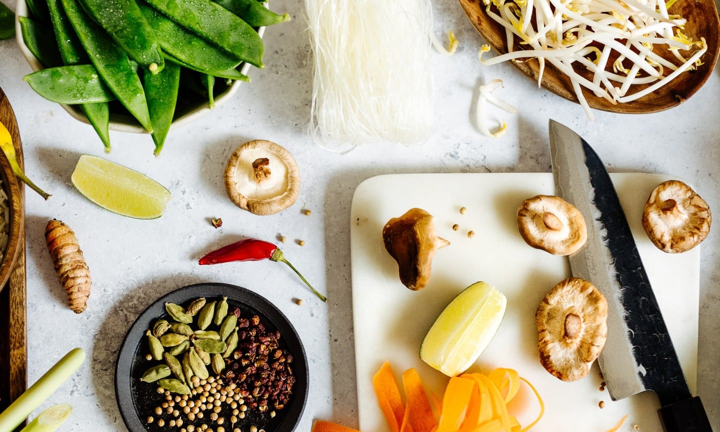 Asiatische Grundzutaten auf einem Tisch angerichtet